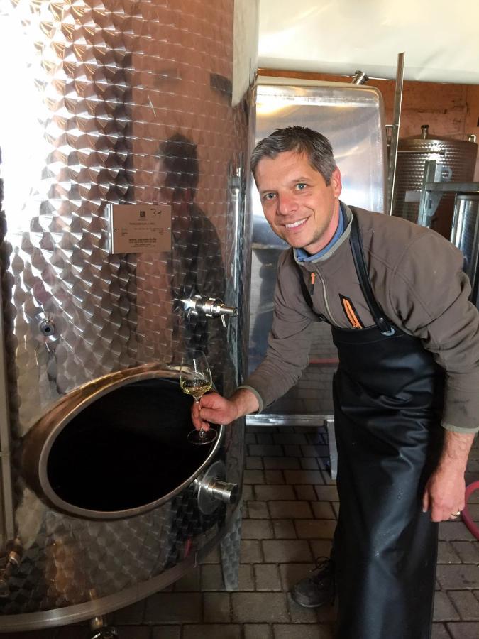 Kapelle - Urlaub Auf Dem Weingut Apartment Maring-Noviand Bagian luar foto